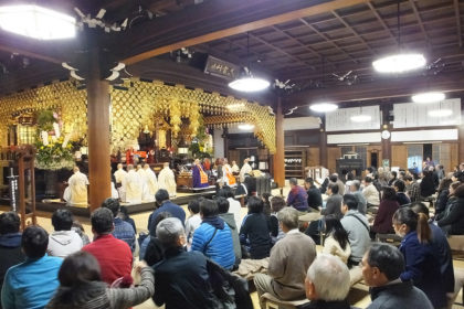 At the head temple Yuseiji in Kyoto, Joya Hoyo is held from 11 pm on New Year’s Eve just before Gantan-e starts from 12:00 am on New Year’s Day.