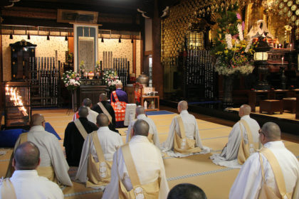 Coming down from the inner chamber, Koyu Shonin (the HBS head priest) and other priests chant the Odaimoku loudly to the Kaiko-kinen Gohonzon (the object of worship which Kaido Shonin himself drew commemorating the foundation of HBS) with lay followers in the outer chamber where a special altar is set up.