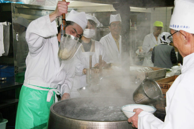 Members who are on duty for preparing breakfast offer Udon and Soba (buckwheat) noodles to visitors during Kan-shugyo.